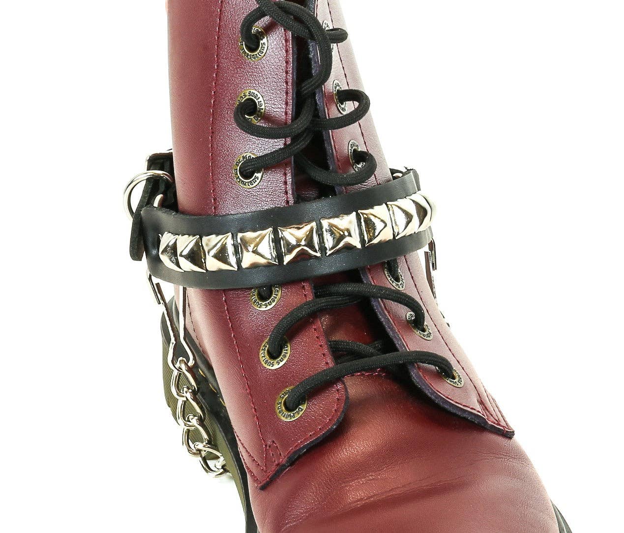 One Row Pyramid Studded Boothstrap