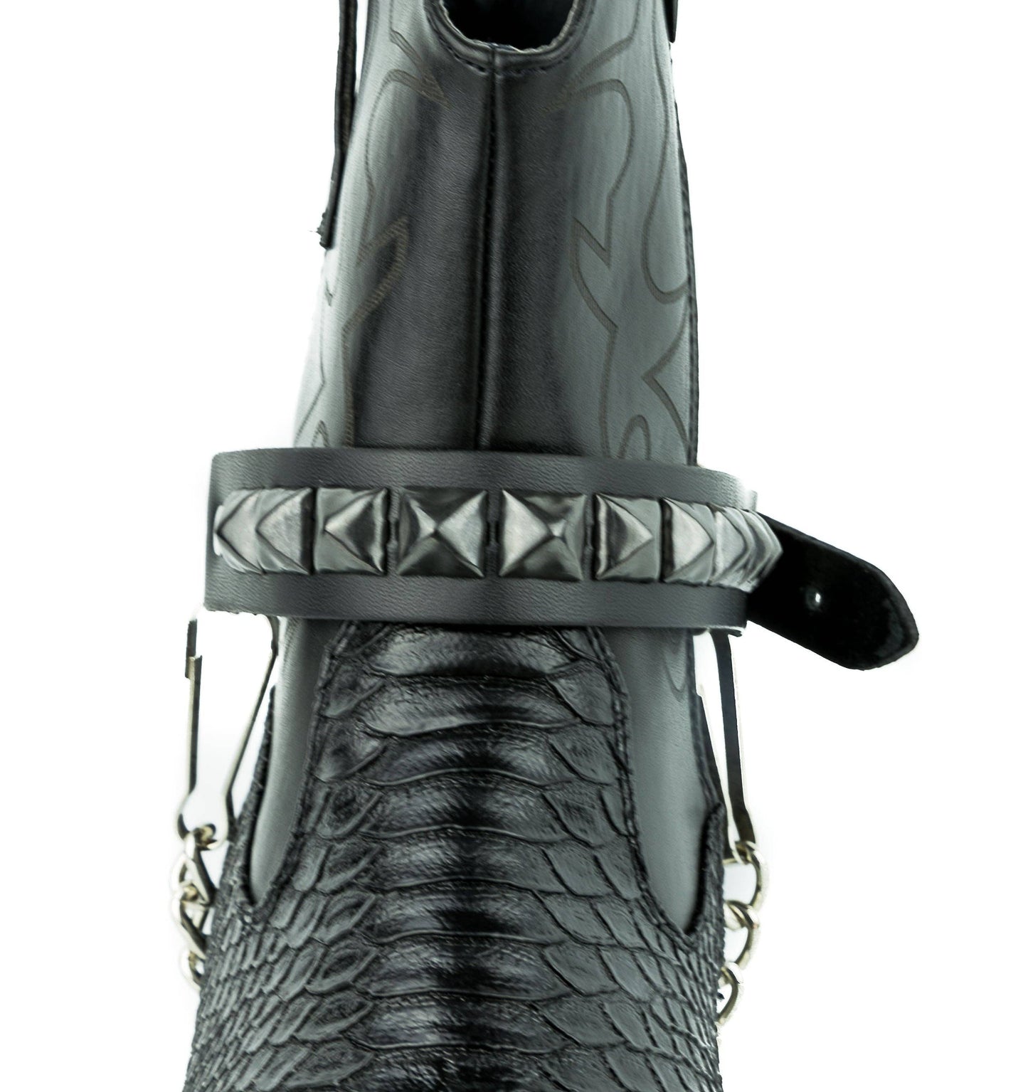 One Row Pyramid Studded Boothstrap