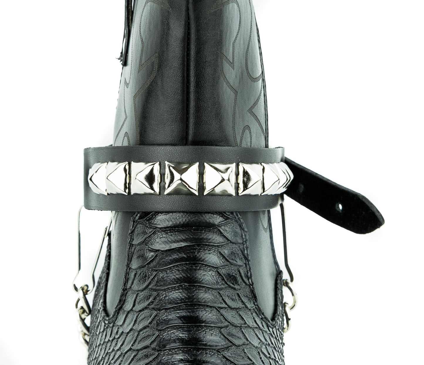 One Row Pyramid Studded Boothstrap